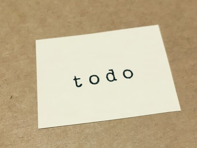 マットの上に「to do」と書かれたクリーム色の封筒