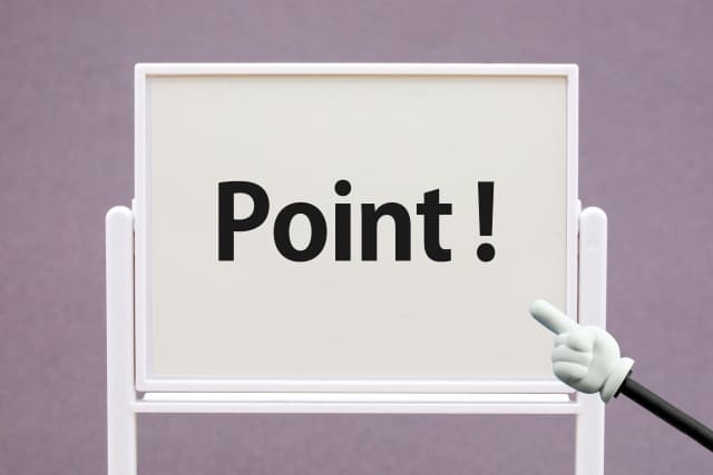 ホワイトボードに「Point!」の文字を指し棒で指している